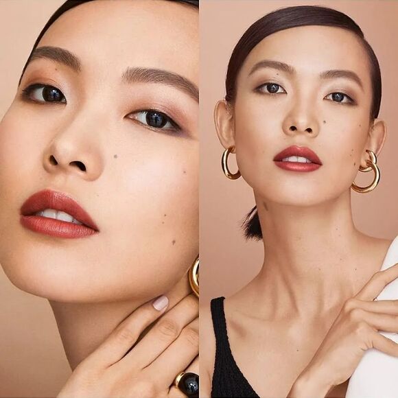 Bobbi Brown Sheer Blurring Pressed Finishing Powder Compact in Pale Yellow - Picture 5 of 12